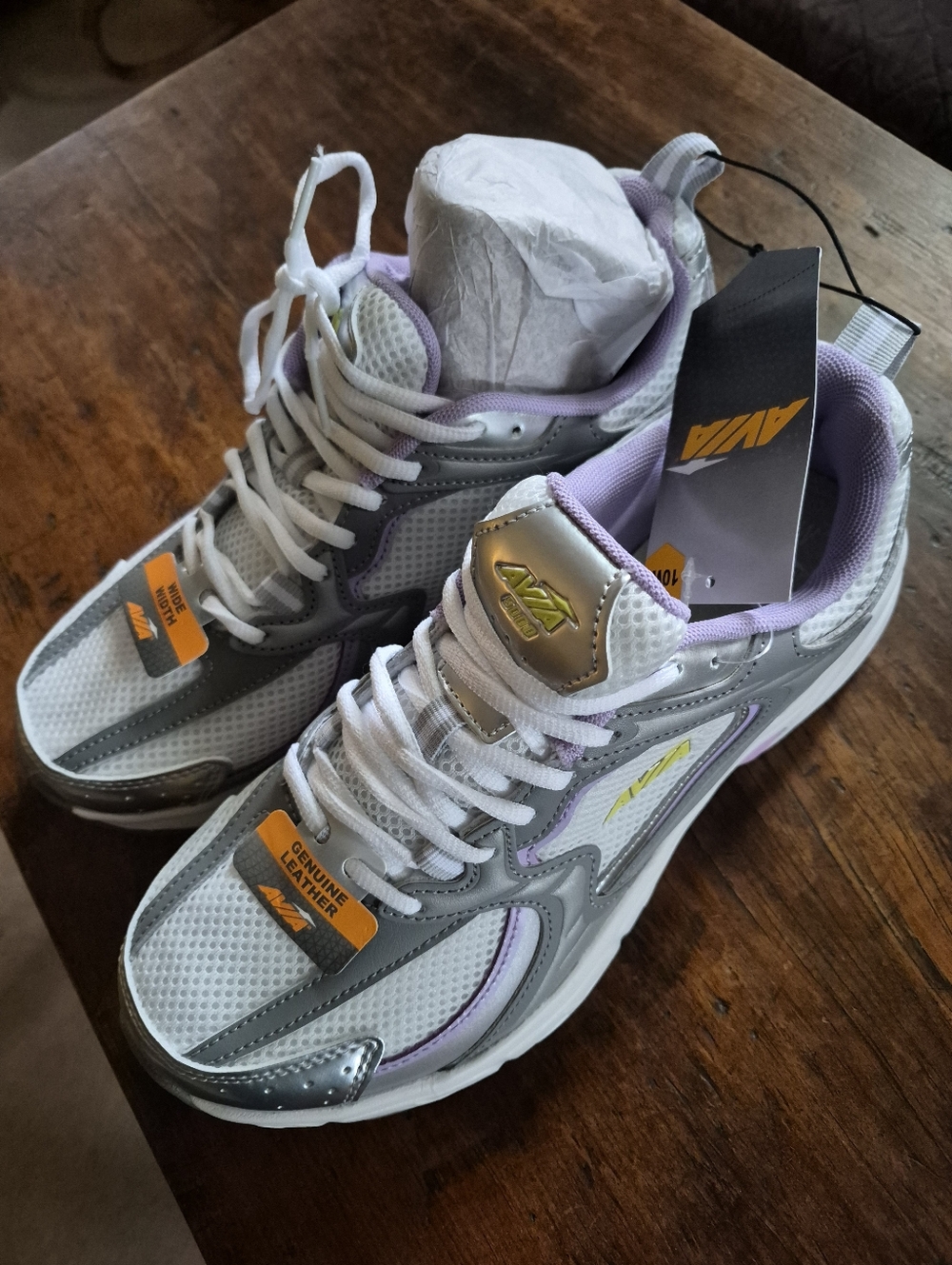 AVIA NWT Women’s Athletic Sneakers in White, Silver & Lavender - Size 10!